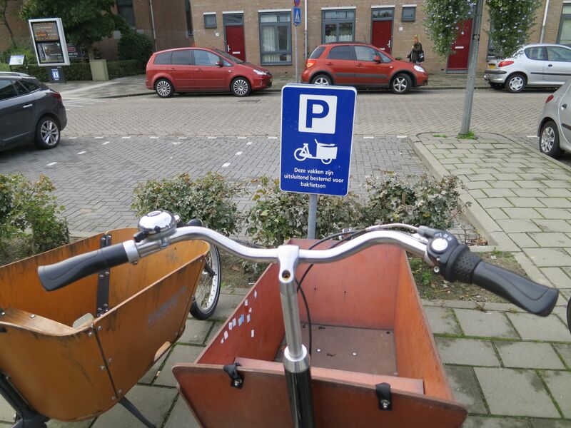 Datei:Lastenrad-Parkplatz Weesp.jpg